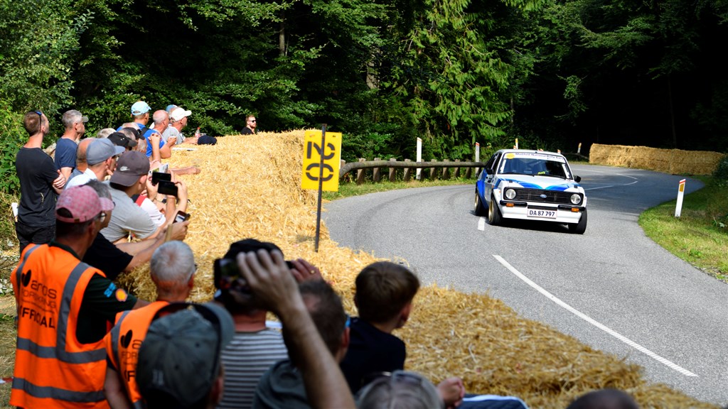 Christian Jakobsen fra København var væk fra rallysporten i næsten ti år, men i Munkebjerg Hillclimb viste han atter sine evner. Med sin Ford Escort BDG tog han en flot tredjeplads. Her passerer han de mange tilskuere op ad bjerget.
(Foto: Michael Eisenberg)